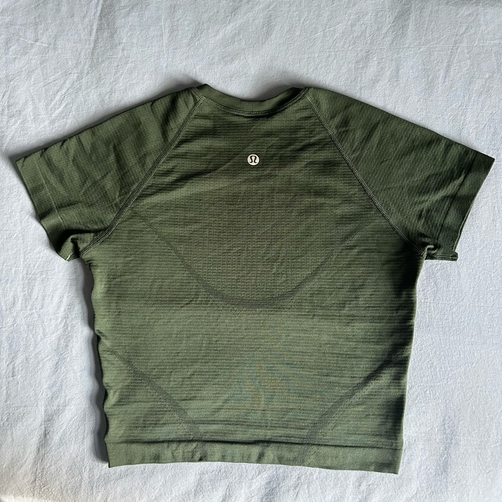 Lululemon swiftly tech cropped short sleeve shirt in legacy green. Size 2